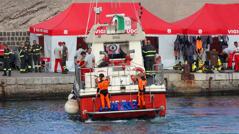 E' stato sbarcato sulla banchina di Porticello il corpo di un'altra vittima del naufragio della Bayesian, recuperato dai Vigili del Fuoco, Palermo, 21 aprile 2024. Anche in questo caso la salm dovrebbe essere trasferita nell'obitorio di un ospedale per le procedure di riconoscimento e l'autopsia. ANSA / Igor Petyx /// The body of another victim of the shipwreck of the Bayesian was landed on the quay of Porticello, recovered by the Fire Department, Palermo, Italy, 21 April 2024. Again, the salm should be transferred to a hospital morgue for examination and autopsy. ANSA / Igor Petyx