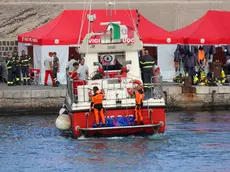 E' stato sbarcato sulla banchina di Porticello il corpo di un'altra vittima del naufragio della Bayesian, recuperato dai Vigili del Fuoco, Palermo, 21 aprile 2024. Anche in questo caso la salm dovrebbe essere trasferita nell'obitorio di un ospedale per le procedure di riconoscimento e l'autopsia. ANSA / Igor Petyx /// The body of another victim of the shipwreck of the Bayesian was landed on the quay of Porticello, recovered by the Fire Department, Palermo, Italy, 21 April 2024. Again, the salm should be transferred to a hospital morgue for examination and autopsy. ANSA / Igor Petyx