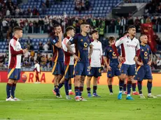 Roma’s players lok at the stands of the fans after winning at the end of the Italian Serie A soccer match between AS Roma vs Udinese Calcio at the Olimpico stadium in Rome, Italy, 22 September 2024. ANSA/GIUSEPPE LAMI
