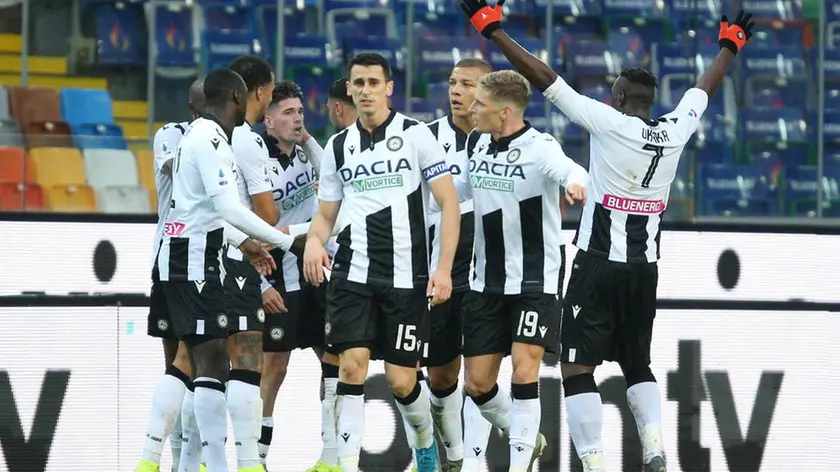 epa08085196 Udinese's Rodrigo De Paul (L) celebrates with his teammates after scoring a goal during the Italian Serie A match Udinese Calcio vs Cagliari Calcio, Udine, Italy, 21 December 2019. EPA/GABRIELE MENIS