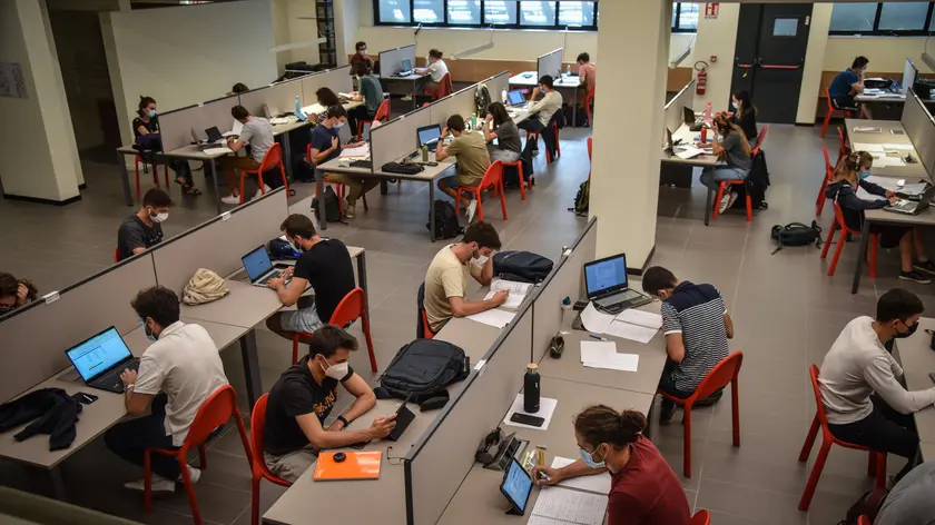 Studenti del Politecnico di Milano in biblioteca, 01 Settembre 2021. ANSA/MATTEO CORNER