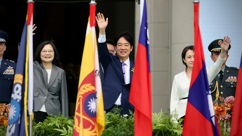 epa11354531 (L-R) Outgoing Taiwan president Tsai Ing-wen, Taiwan President William Lai and Vice President Hsiao Bi-khim, waves to the crowd during the Taiwan Presidential Inauguration, in Taipei, Taiwan, 20 May 2024. William Lai (Lai Ching-te) becomes Taiwan's 16th president on 20 May, taking over incumbent Tsai Ing-wen. EPA/RITCHIE B. TONGO