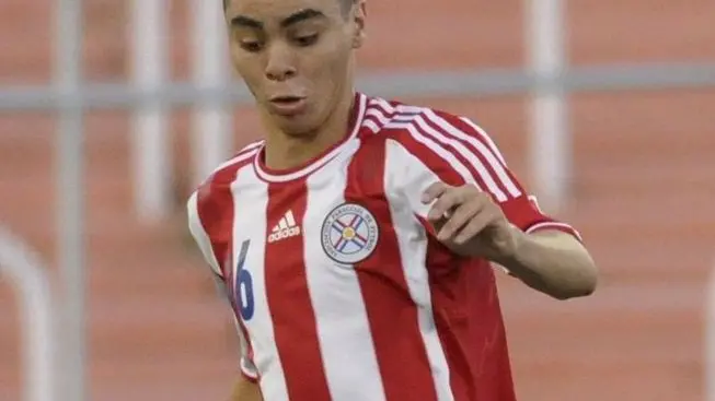 Chile's Diego Rojas, right, vies for the ball with Paraguay's Miguel Almiron during an U-20 South American soccer championship match in Mendoza, Argentina, Tuesday, Jan. 15, 2013. (AP Photo/Walter Moreno)