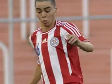 Chile's Diego Rojas, right, vies for the ball with Paraguay's Miguel Almiron during an U-20 South American soccer championship match in Mendoza, Argentina, Tuesday, Jan. 15, 2013. (AP Photo/Walter Moreno)