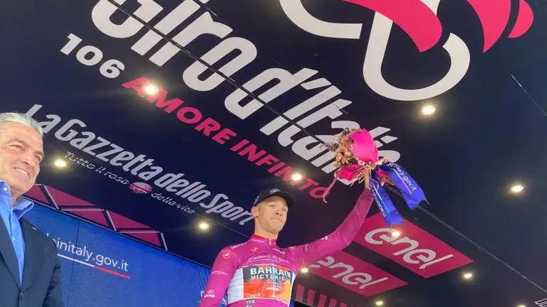 Jonathan Milan sul palco di Napoli per la premiazione della maglia ciclamino