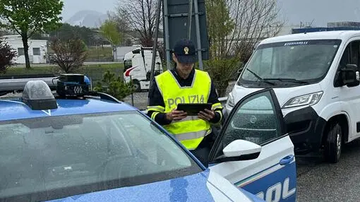Un controllo stradale da parte della polizia