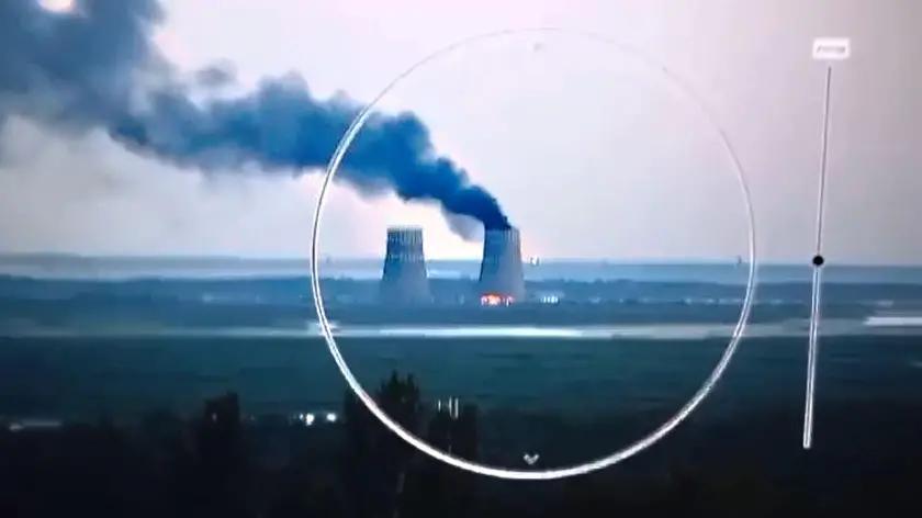 Un fermo immagine tratto da un video pubblicato sul profilo Telegram di Volodymyr Zelensky mostra l'incendio sul sito della centrale nucleare di Zaporizhzhia, 11 agosto 2024. TELEGRAM ZELENSKY ++ATTENZIONE LA FOTO NON PUO' ESSERE PUBBLICATA O RIPRODOTTA SENZA L'AUTORIZZAZIONE DELLA FONTE DI ORIGINE CUI SI RINVIA+++ NPK ++