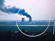 Un fermo immagine tratto da un video pubblicato sul profilo Telegram di Volodymyr Zelensky mostra l'incendio sul sito della centrale nucleare di Zaporizhzhia, 11 agosto 2024. TELEGRAM ZELENSKY ++ATTENZIONE LA FOTO NON PUO' ESSERE PUBBLICATA O RIPRODOTTA SENZA L'AUTORIZZAZIONE DELLA FONTE DI ORIGINE CUI SI RINVIA+++ NPK ++