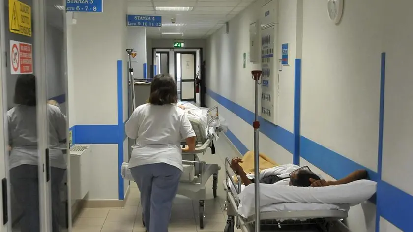 Un corridoio con due pazienti in barella all'interno del pronto soccorso dell'ospedale Galliera, Genova, 29 giugno 2012..ANSA/LUCA ZENNARO