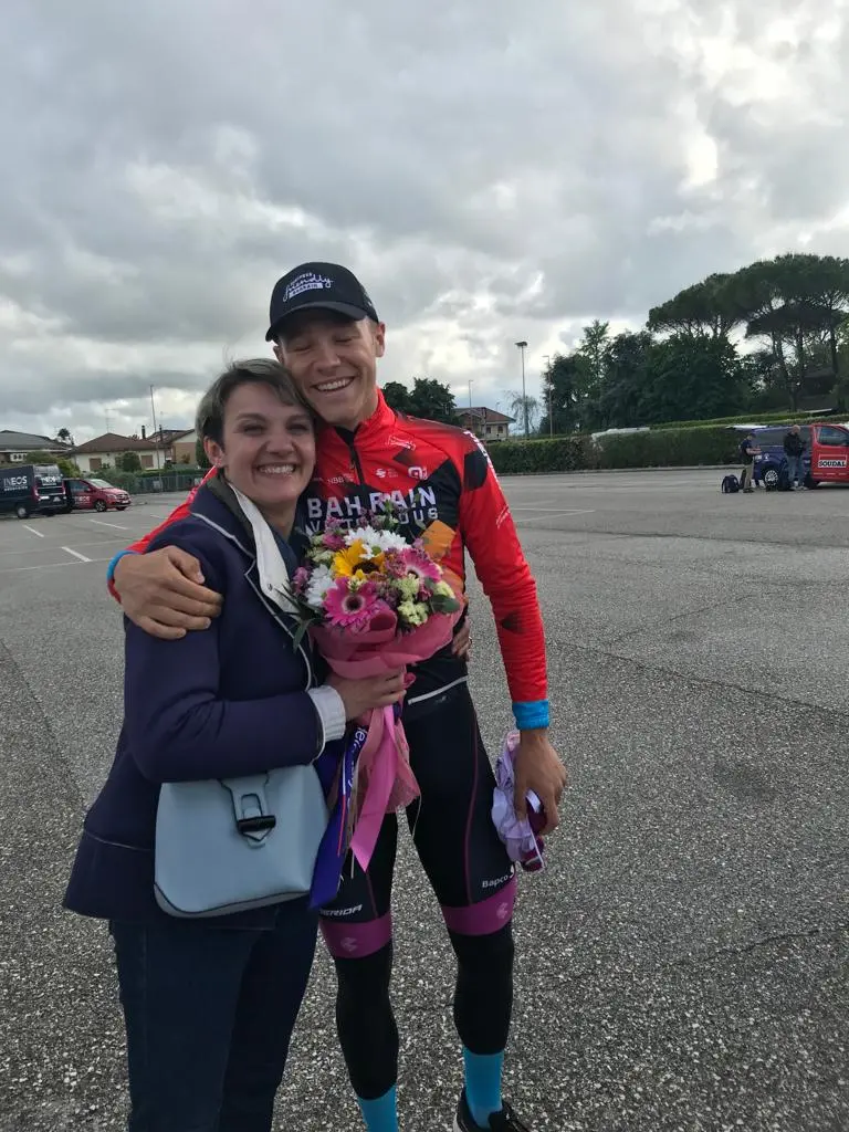 Jonathan Milan ha regalato i fiori della maglia ciclamino a mamma Elena