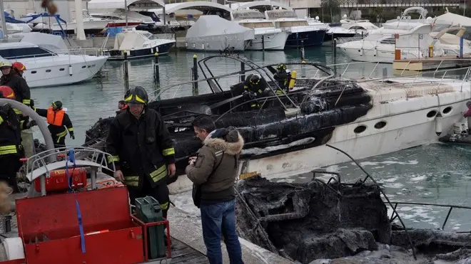 Lignano 23 Marzo 2013. Incendio barche a Marina 1. Telefoto copyright Petrussi Foto Press