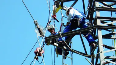 Sono state infatti posate decine di nuove linee elettriche (a 15.000 Volt) e nuove cabine di trasformazione dedicate ai campi di accoglienza per una potenza straordinaria di oltre 4.000 chilowatt. In questo modo, negli ultimi tre giorni Enel ha decuplicato la disponibilità di energia ad uso dei campi di.accoglienza.ANSA/UFFICIO STAMPA ENEL +++ NO SALES, EDITORIAL USE ONLY +++