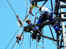 Sono state infatti posate decine di nuove linee elettriche (a 15.000 Volt) e nuove cabine di trasformazione dedicate ai campi di accoglienza per una potenza straordinaria di oltre 4.000 chilowatt. In questo modo, negli ultimi tre giorni Enel ha decuplicato la disponibilità di energia ad uso dei campi di.accoglienza.ANSA/UFFICIO STAMPA ENEL +++ NO SALES, EDITORIAL USE ONLY +++