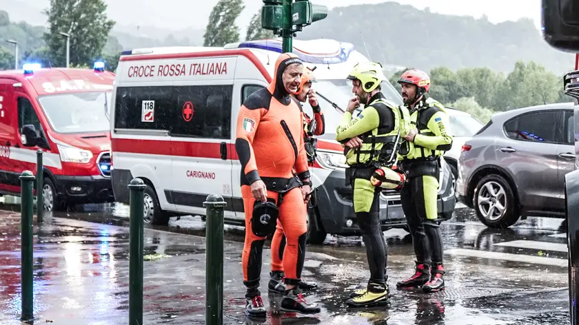Quattro canoisti salvati dai Vigili del Fuoco all'altezza del Ponte Balbis, a Torino, 2 agosto 2024 ANSA/JESSICA PASQUALON
