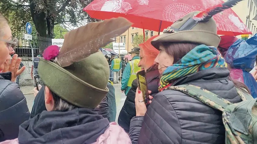 Donne con il cappello degli alpini in attesa dei propri familiari