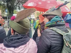 Donne con il cappello degli alpini in attesa dei propri familiari