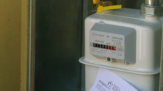 20050629 - ROMA - ECO - TARIFFE: +3,7% BOLLETTE GAS LUGLIO, FERMA ELETTRICITA' - Un utente esamina una bolletta di fronte al contatore del gas in una foto scattata il 2 marzo 2005. L' Autorità per l'energia rende noto che, in conseguenza del caro petrolio, le bollette del gas dal primo luglio saranno più care del 3,7 %. Per ogni famiglia si verificherà un incremento della spesa pari a circa 31 euro l'anno. L'elettricità non subirà aumenti, grazie al decreto ministeriale messo a punto dai ministri dell'Economia e delle Attività Produttive. FOLCO LANCIA - ANSA - RED