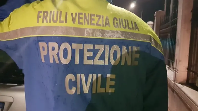 Oltre ai vigili del fuoco, sono intervenuti anche gli uomini della Protezione civile regionale (foto tratta dal sito della Pc Fvg)
