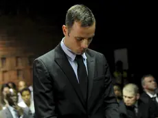 epa03591641 South African paralympian Oscar Pistorius stands in the dock at the Pretoria Magistrate's Court during a break in his bail hearing, South Africa 20 February 2013. Pistorius is accused of murdering his girlfriend Reeva Steenkamp on Valentine's Day. Pistorius has not formally pleaded yet, but has denied the murder allegation in an affidavit, which was read to the court. EPA/STR