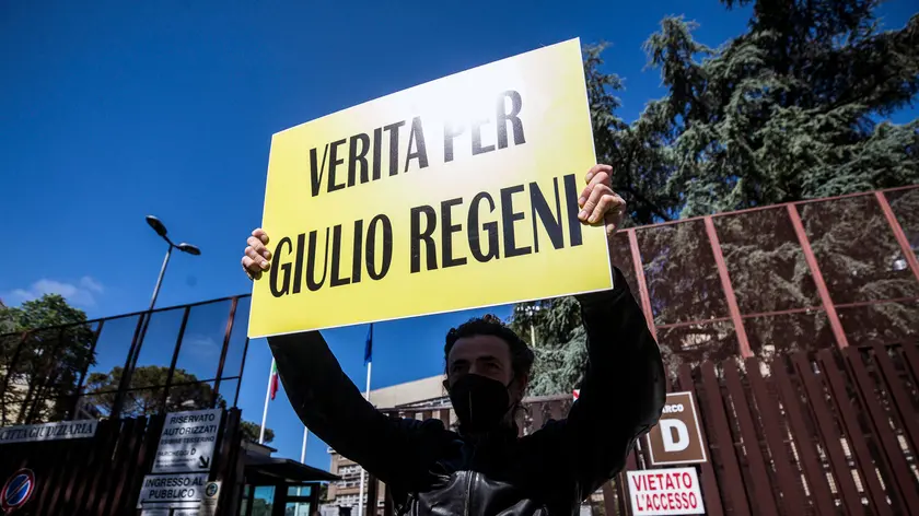 Some Italian journalists of the National Federation of the Italian Press hold banners reading 'the truth for Regeni' outside the court in piazzale Clodio in Rome, Italy, 25 May 2021. The preliminary hearing begins against four Egyptian security officers accused in 2016 of torture and murder in Cairo of an Italian student Giulio Regeni. ANSA / ANGELO CARCONI
