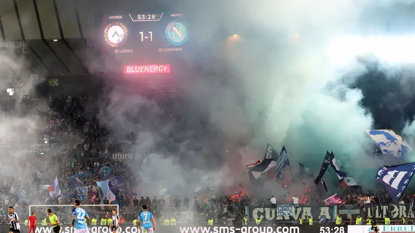 Fumogerni e bengala allo stadio Friuli