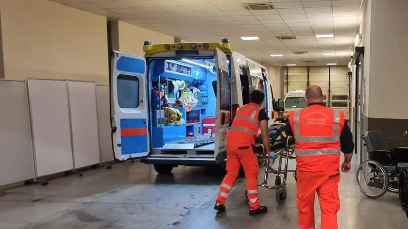 L’arrivo dell’equipe di una ambulanza al pronto soccorso dell’ospedale cittadino