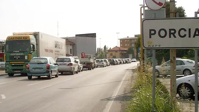 FOTO MISSINATO PORDENONE 17.06.03 TRAFFICO, AUTO IN COLONNA SULLA SS.13