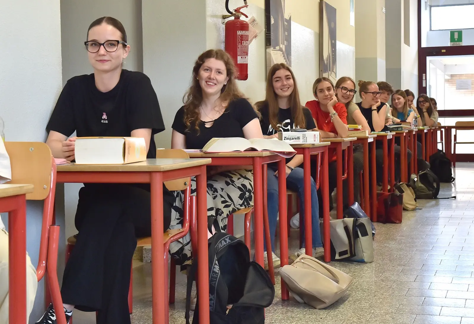 Il giorno della prima prova della Maturità è arrivato. In Friuli Venezia Giulia all’appuntamento con l’Esame di Stato sono attesi 9 mila 484 studenti, di cui 253 iscritti nelle scuole paritarie e 181 esterni. Ecco gli studenti fuori dalle scuole prima di accedere alla prima prova (Foto Petrussi/Brisotto)