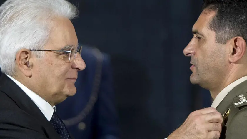 Il Presidente della Repubblica Sergio Mattarella consegna l' insegna dell'Ordine Miilitare d'Italia al Generale di Divisione Francesco Paolo Figliuolo in occasione del Giorno dell'Unità Nazionale e Giornata delle Forze Armate,a Roma, 3 novembre 2016. ANSA/Paolo Giandotti - Ufficio per la Stampa e la Comunicazione della Presidenza della Repubblica EDITORIAL USE ONLY