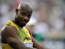 epa01824804 Asafa Powell of Jamaica waits for the start in the 100m heat at the 12th IAAF World Championships in Athletics, Berlin, Germany, 15 August 2009. EPA/HANNIBAL