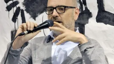 Una foto di Lorenzo Marchiori durante un incontro a Vicino/Lontano