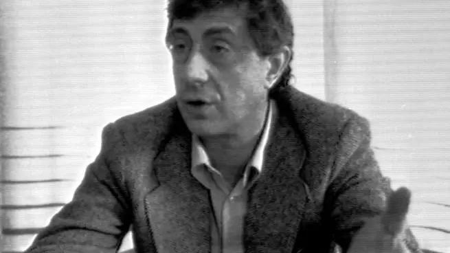 Un'immagine d'archivio di Franco Basaglia, " padre " della legge 180/78. Un tempo li chiamavano matti, e vivevano chiusi nei manicomi. La legge che li ha tolti dalla reclusione forzata, la legge 180 approvata nel 1978 , aveva promesso un'assistenza a misura d'uomo delle persone affette da disturbi mentali, facendo intravedere la possibilità di un loro reinserimento nella società. Dopo 33 anni, in presenza di un bilancio in chiaroscuro di quella riforma, che ha avuto il merito di cancellare la vergogna dei manicomi ma che in molte zone del paese è rimasta lettera morta nella creazione di strutture alternative, c'é chi sta pensando di tornare alle vecchie strutture contenitive. ANSA/CRI