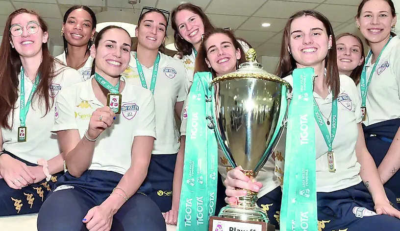 Le ragazze della Cda in redazione dopo la promozione in A1 © Foto Petrussi