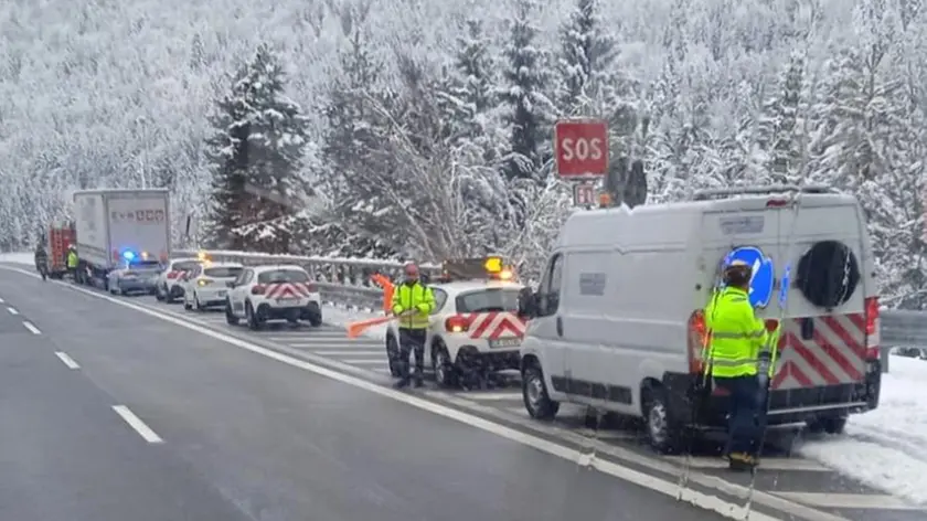 I soccorsi, risultati inutili, al camionista colto da un malore sull'autostrada A23