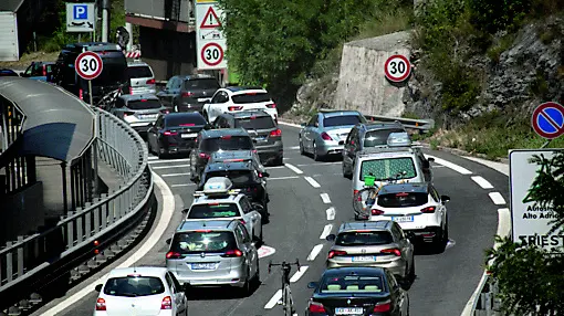 Auto incolonnate a ridosso della barriera del Lisert sulla A4