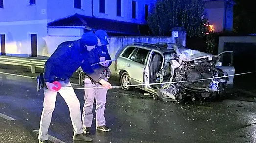 I rilievi della polizia in via Mazzini a Cordenons (foto Ambrosio / Petrussi)