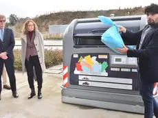 La presentazione delle nuove campane intelligenti per i rifiuti (foto Petrussi)