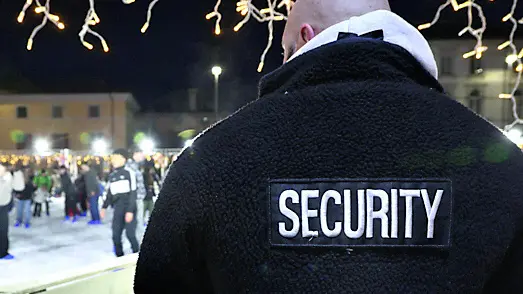 Un addetto alla sicurezza in piazza Primo Maggio a Udine (foto Petrussi)