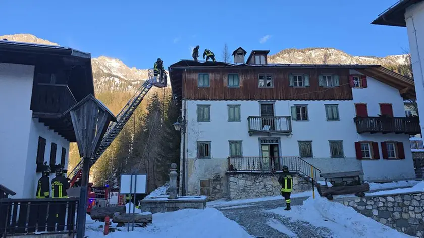 L'intervento dei vigili del fuoco a Sappada
