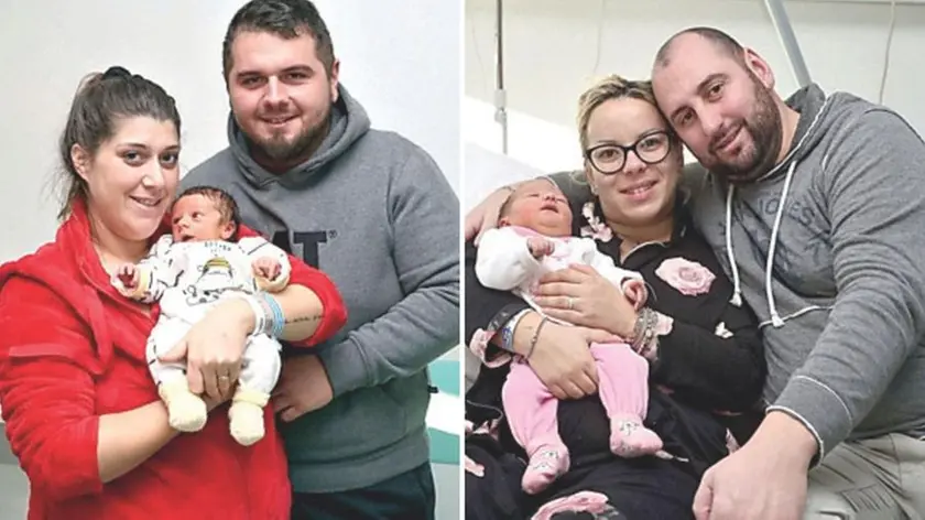 I primi nati a Natale: a sinistra Alessandro Cedolini in braccio ai genitori Elena e Nicola, a destra La piccola Aurora Cacitti con papà Walter e mamma Ilaria