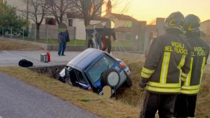 L'auto fuori strada a Dignano