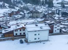 La casa di Forni di Sopra in un'immagine dall'alto