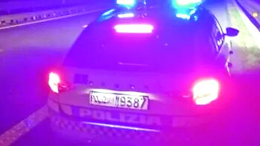 Una pattuglia della Polstrada di Pordenone in servizio lungo la A28