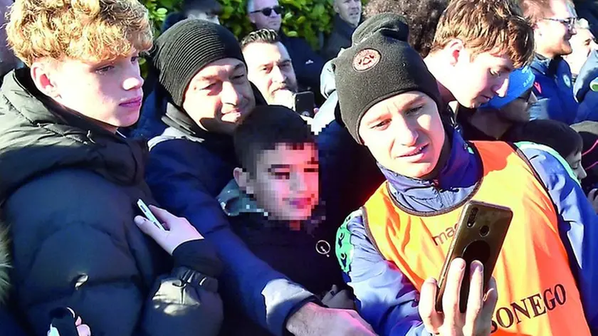 Thauvin impegnato in alcune foto con i tifosi presenti