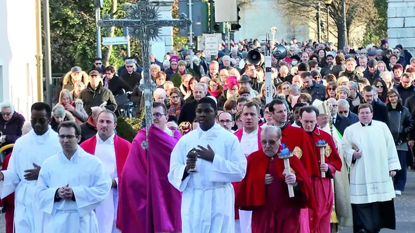 La processione alle quali hanno partecipato tanti fedeli foto ambrosio/petrussi