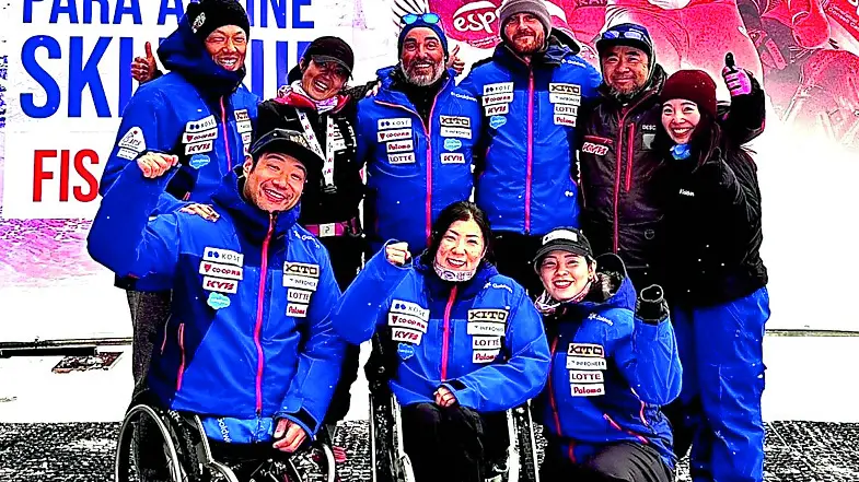 L’allenatore Intilia al centro con la squadra della Nazionale paralimpica di sci alpino del Giappone