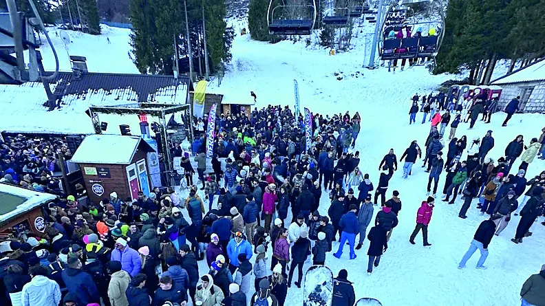 Nella foto di Gigi Porracin, in seggiovia, la folla all’aprè ski di Piancavallo