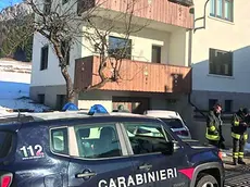 Carabinieri e vigili del fuoco all’esterno dell’edificio a Forni di Sopra