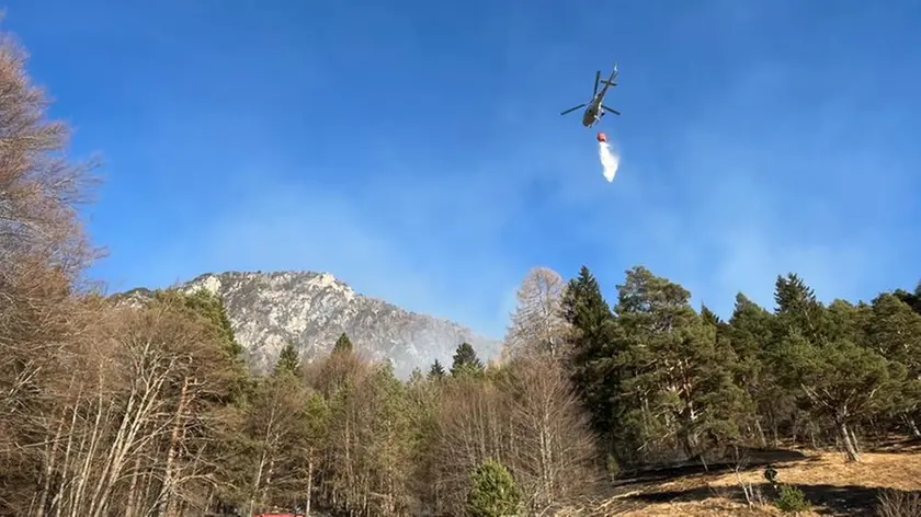 L'elicottero intervenuto per spegnere le fiamme