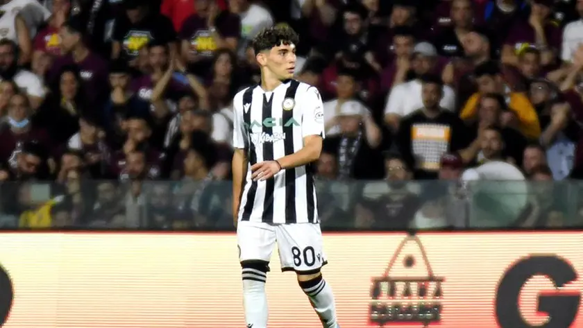 Pafundi con la maglia dell'Udinese nel maggio 2022